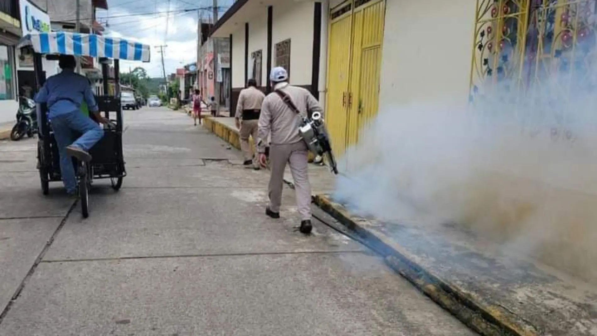 PERSONAS FUMIGANDO